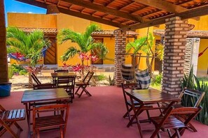 Outdoor dining - Pousada das Acácias Suite Dupla 3 (Sao Miguel do Gostoso)