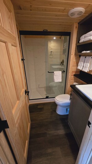 Shower, hair dryer, towels, soap - 5B Cozy chalet in Beautiful  Williams with AC, Wi-Fi,  Forest View And Patio. (Williams)