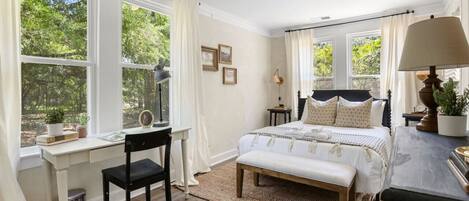 3 chambres, bureau, fer et planche à repasser, lit parapluie