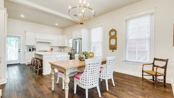 House, Multiple Beds, Balcony, Ocean View | In-room dining