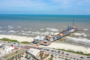 Beach nearby - La Onda Azul (Galveston)