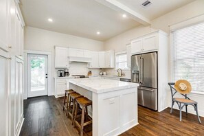 House, Multiple Beds, Balcony, Ocean View | Private kitchen | Coffee/tea maker - La Onda Azul (Galveston)