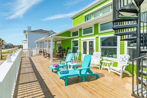 บ้านพัก, หลายเตียง, ลานระเบียง, เห็นวิวมหาสมุทรบางส่วน | บริเวณที่พัก