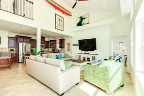 บ้านพัก, หลายเตียง, ลานระเบียง, เห็นวิวมหาสมุทรบางส่วน | บริเวณนั่งเล่น