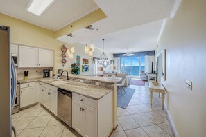 Kondominium (Tides 1401) | Dapur pribadi | Lemari es, oven, kompor, dan mesin pencuci piring