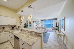 Apartment (Tides 1401) | Eigene Küche | Kühlschrank, Ofen, Herdplatte, Geschirrspüler