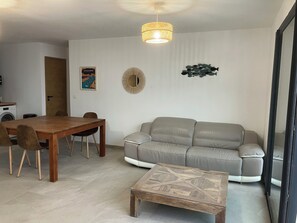 Living area - T2 vue sur le Port Avec Terrasse Jacuzzi et Parking (Carry-le-Rouet)