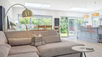 Smart-TV, peis, stereoanlegg og kontorer