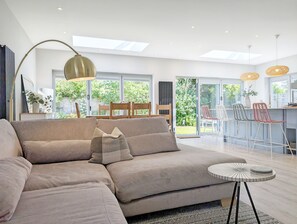 Smart TV, lareira, aparelho de som, escritórios