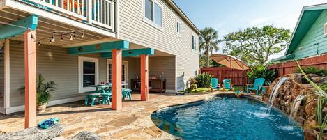 Utomhuspool och uppvärmd pool