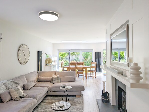 Smart TV, fireplace, stereo, offices