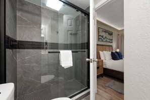 Hair dryer, towels, soap, shampoo - Luxury 2 Suites, Near Parks and Int'l Drive (Orlando)