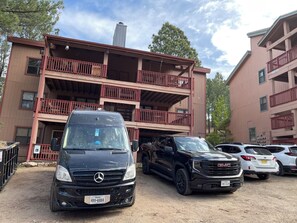 Property grounds - Cozy 3 bedroom with loft,  condo in welcoming Angel Fire with WiFi (Angel Fire)
