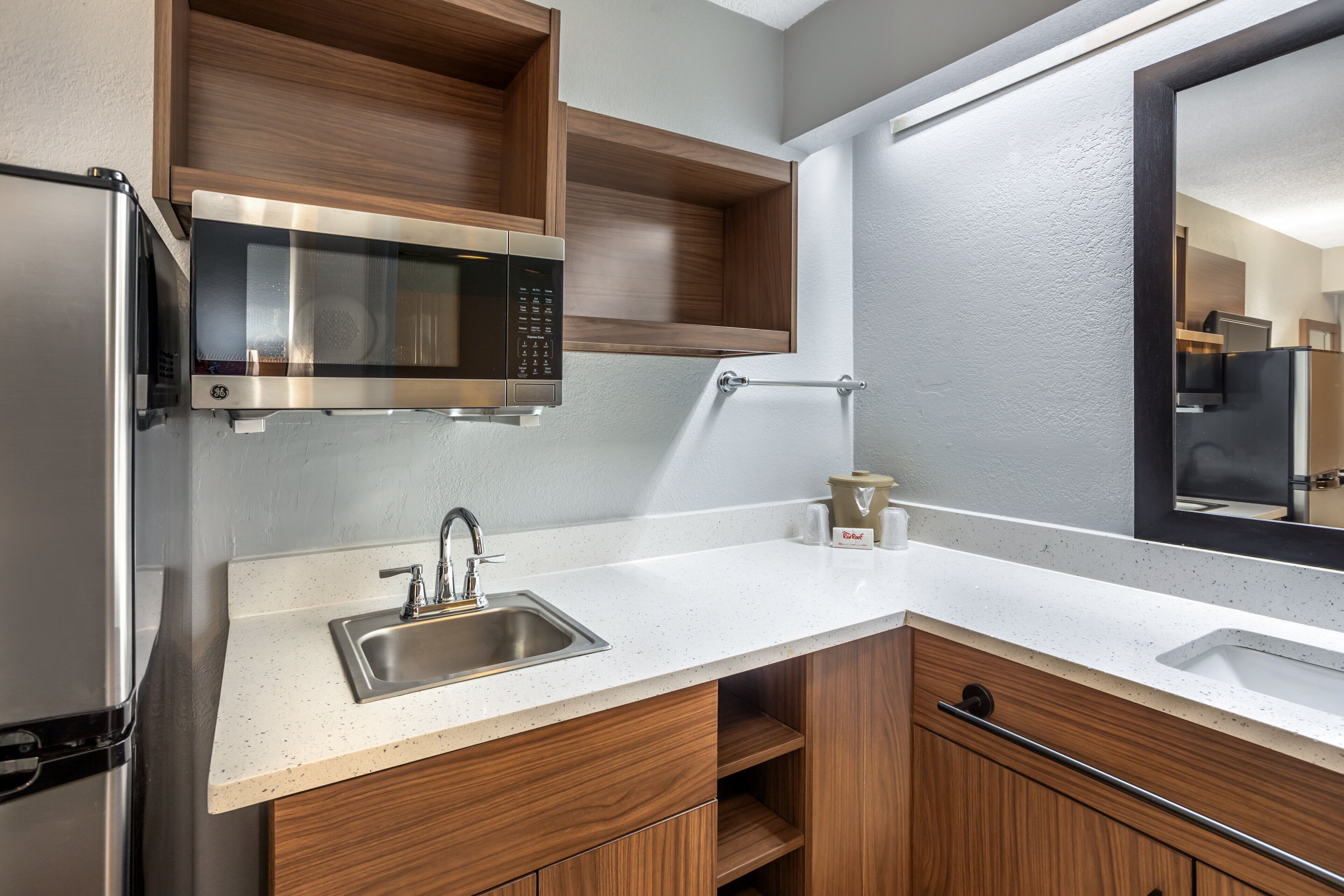 Estudio, 1 cama de matrimonio grande, no fumadores | Cocina básica privada | Cafetera o tetera, frigorífico grande, microondas y mesa de comedor