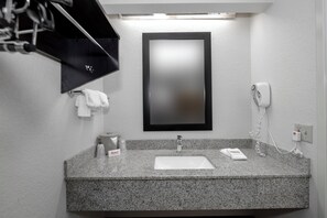 Ensemble douche/baignoire, sèche-cheveux, serviettes fournies, savon