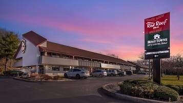 Voorkant accommodatie - avond/nacht