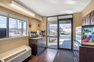 Una cocina comercial con una estación de café, un ventanal y vistas al estacionamiento.