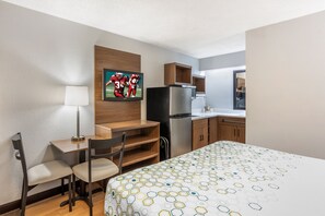 Studio, 1 King Bed, Non Smoking | Room amenity