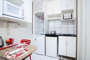 Apartment | Private kitchen | Mini-fridge, microwave, stovetop, cookware/dishes/utensils - OZPED Flats Particulares Mont Serrat (Sudoeste e Octogonal)