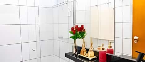 Appartement | Salle de bain | Douche, douche à « effet pluie »