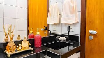 Apartamento | Banheiro | Chuveiro, chuveiro com efeito de chuva