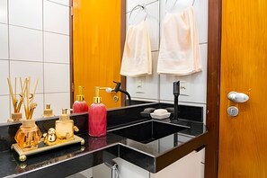 Appartement | Salle de bain | Douche, douche cascade