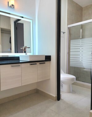 Shower, towels, soap, shampoo - CASA NIKTE PLAYA DEL CARMEN, NEAR 5TH AVENUE, XCARET PARK, AND CENTRO MAYA MALL. (Playa del Carmen)