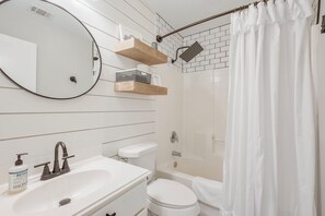 Hårføner, håndklær, såpe og toalettpapir