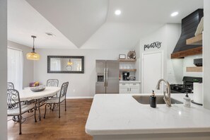 Fridge, microwave, oven, stovetop - The Maroon Door-NEW outdoor fire pit! Located in the heart of Aggieland!! (College Station)