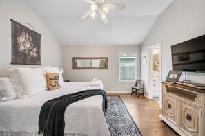 3 bedrooms, iron/ironing board, WiFi, bed sheets - The Maroon Door-NEW outdoor fire pit! Located in the heart of Aggieland!! (College Station)