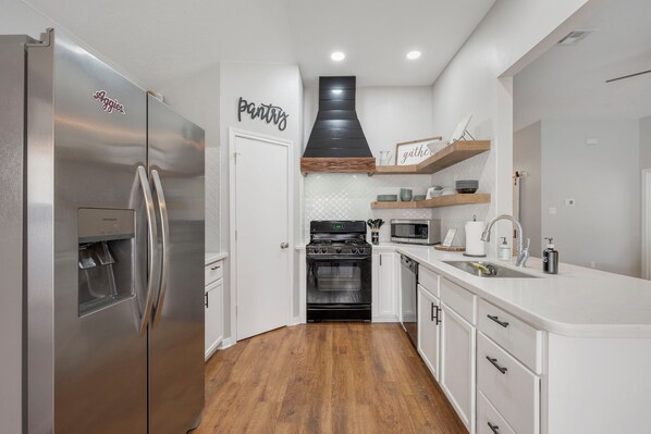 Fridge, microwave, oven, stovetop - The Maroon Door-NEW outdoor fire pit! Located in the heart of Aggieland!! (College Station)