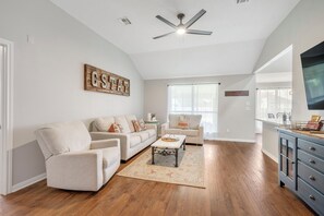 Smart TV, table football - The Maroon Door-NEW outdoor fire pit! Located in the heart of Aggieland!! (College Station)