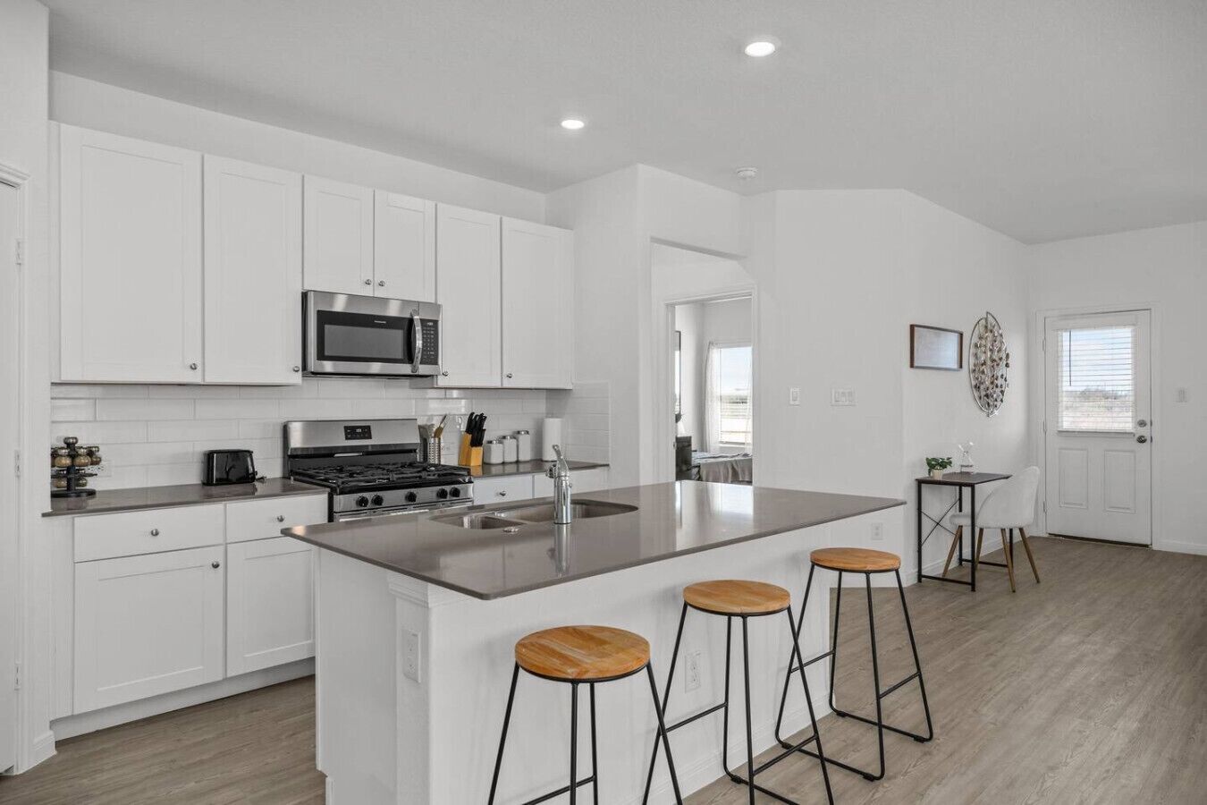 Réfrigérateur, micro-ondes, grille-pain, blender