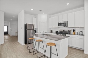 Fridge, microwave, toaster, blender - New Braunfels Spacious Retreat (New Braunfels)