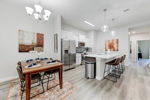Dining - Modern Townhome Heart of Temple (Temple)