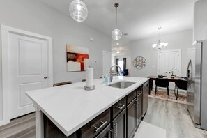Coffee/tea maker, fridge, electric kettle, cookware/dishes/utensils - Modern Townhome Heart of Temple (Temple)