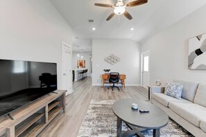 TV - Modern Townhome Heart of Temple (Temple)