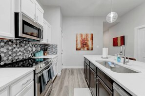 Kitchen - Modern Townhome Heart of Temple (Temple)