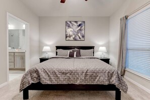 4 Schlafzimmer, Schreibtisch, Bügeleisen/Bügelbrett, WLAN