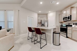 Cookware/dishes/utensils - Luxurious Spacious Retreat in Temple (Temple)