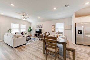 Interior - Spacious Home in South Temple with 5 Beds (Temple)