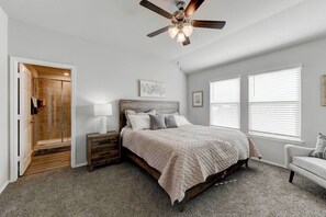 4 bedrooms, desk, iron/ironing board, bed sheets - Spacious Home in South Temple with 5 Beds (Temple)