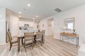 Dining - Spacious Home in South Temple with 5 Beds (Temple)