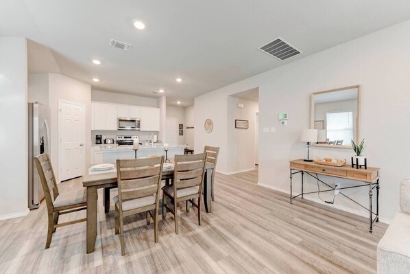 Dining - Spacious Home in South Temple with 5 Beds (Temple)