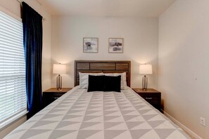 4 habitaciones y tabla de planchar con plancha