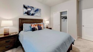 4 bedrooms, desk, iron/ironing board, free WiFi - Spacious Haven for Workers in South Temple (Temple)