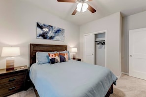 4 bedrooms, desk, iron/ironing board, free WiFi - Spacious Haven for Workers in South Temple (Temple)