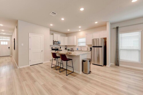 Spacious Haven for Workers in South Temple