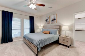 4 Schlafzimmer, Bügeleisen/Bügelbrett