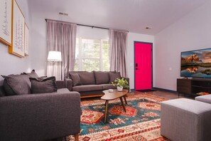 TV, fireplace, offices - Nature Retreat at Bella Vista (Bella Vista)